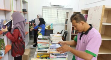 Khidmat bantu dari segi susun atur penyusunan bahan bacaan di Bilik Bacaan Taman Merbok, Bukit Baru Melak
