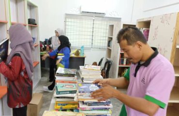 Khidmat bantu dari segi susun atur penyusunan bahan bacaan di Bilik Bacaan Taman Merbok, Bukit Baru Melak