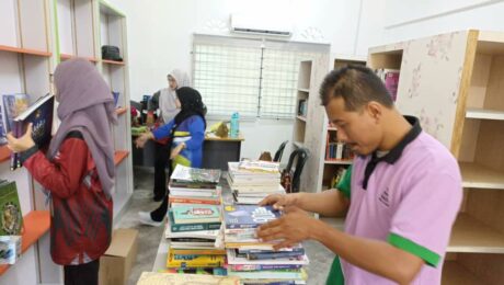 Khidmat bantu dari segi susun atur penyusunan bahan bacaan di Bilik Bacaan Taman Merbok, Bukit Baru Melak