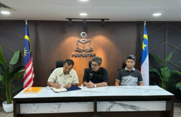 Majlis Penyerahan Kerja-kerja Penyelenggaraan dan Membaikpulih Sistem Penyaman Udara Jenis Berpusat Di Perpustakaan Negeri Bukit Baru, Negeri Melaka