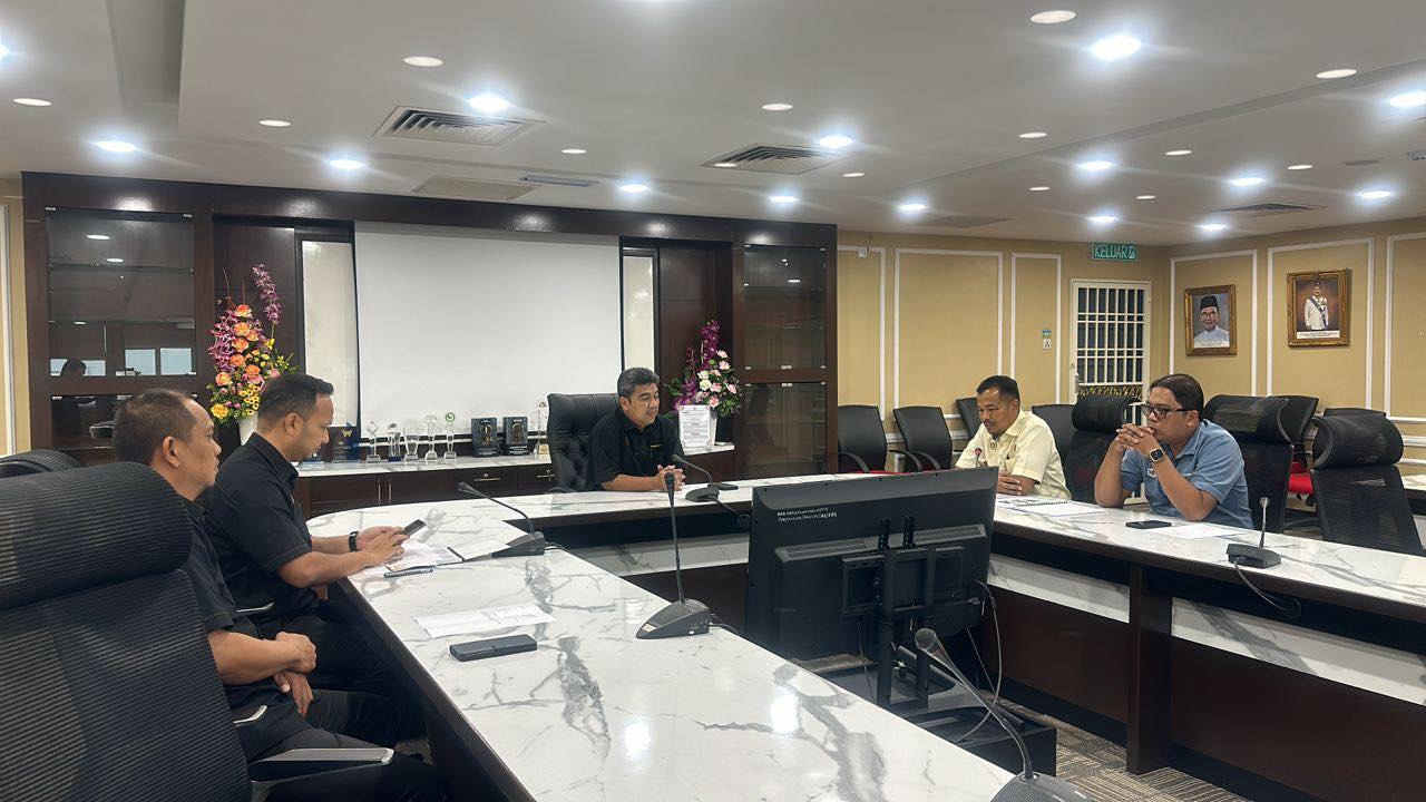 Majlis Penyerahan Kerja-kerja Penyelenggaraan dan Membaikpulih Sistem Penyaman Udara Jenis Berpusat Di Perpustakaan Negeri Bukit Baru, Negeri Melaka 2