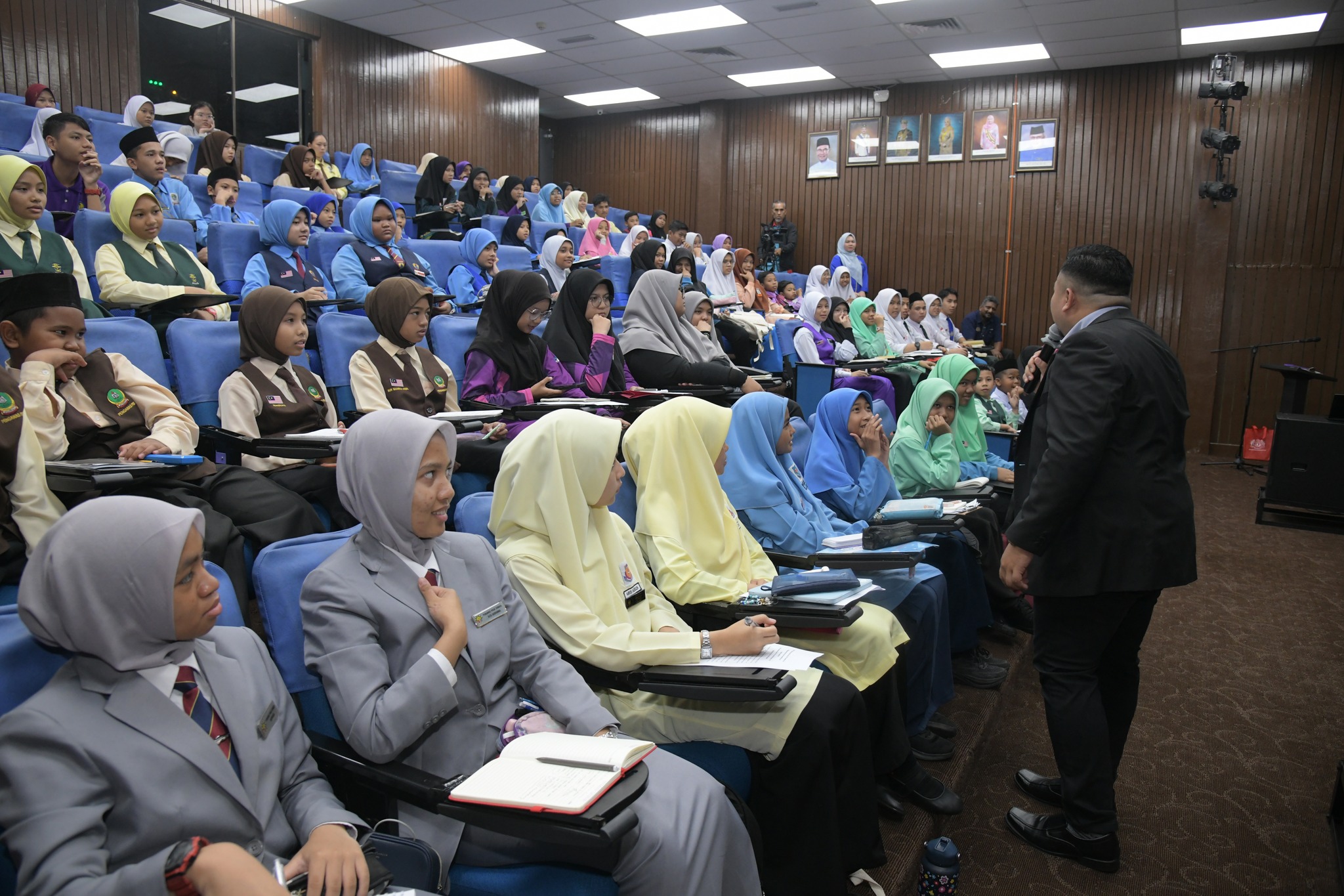 Literasi Membentuk Generasi Cemerlang