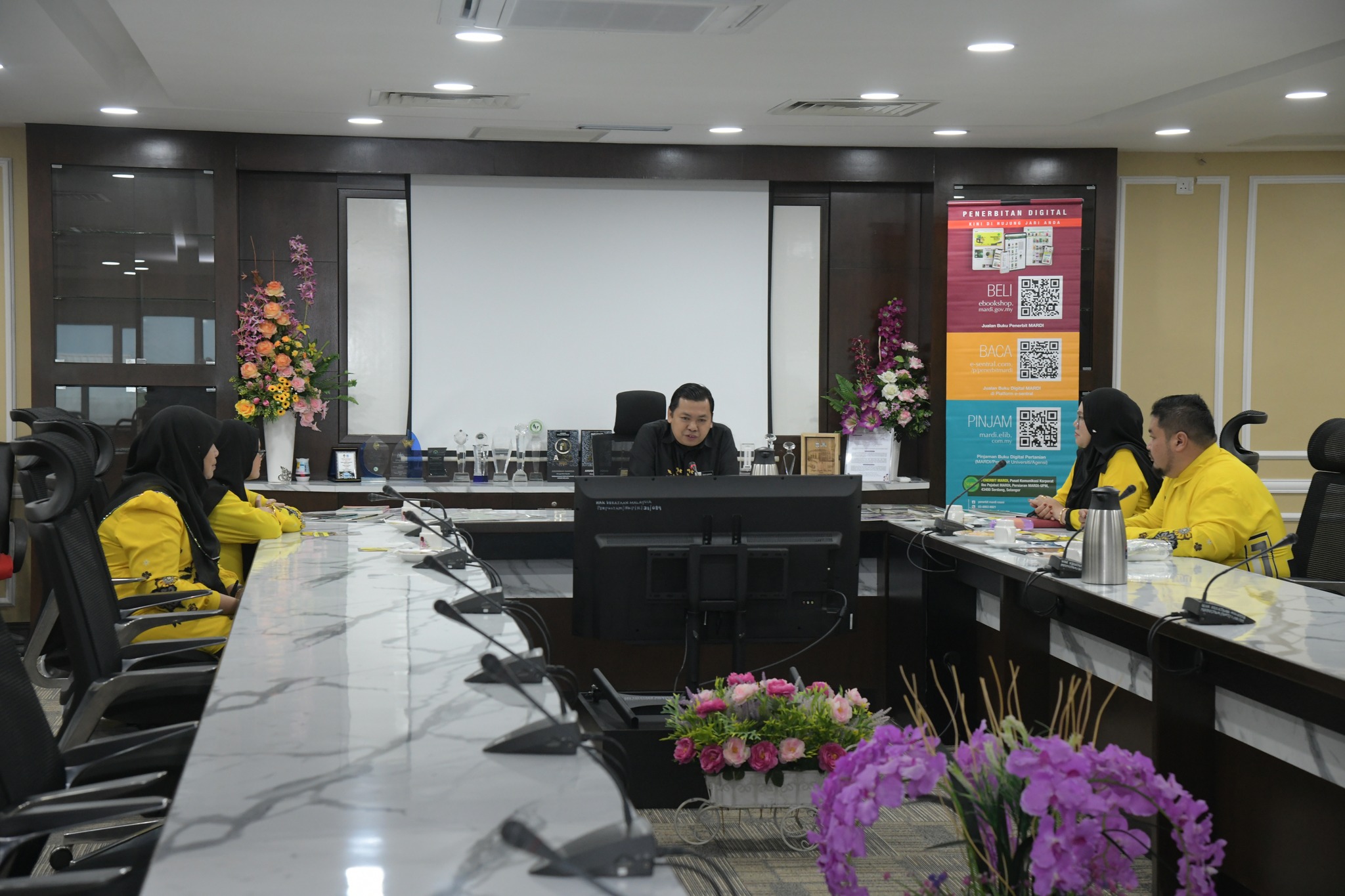 LAWATAN DAN SUMBANGAN BUKU PENERBIT MARDI KEPADA PERPUSTAM