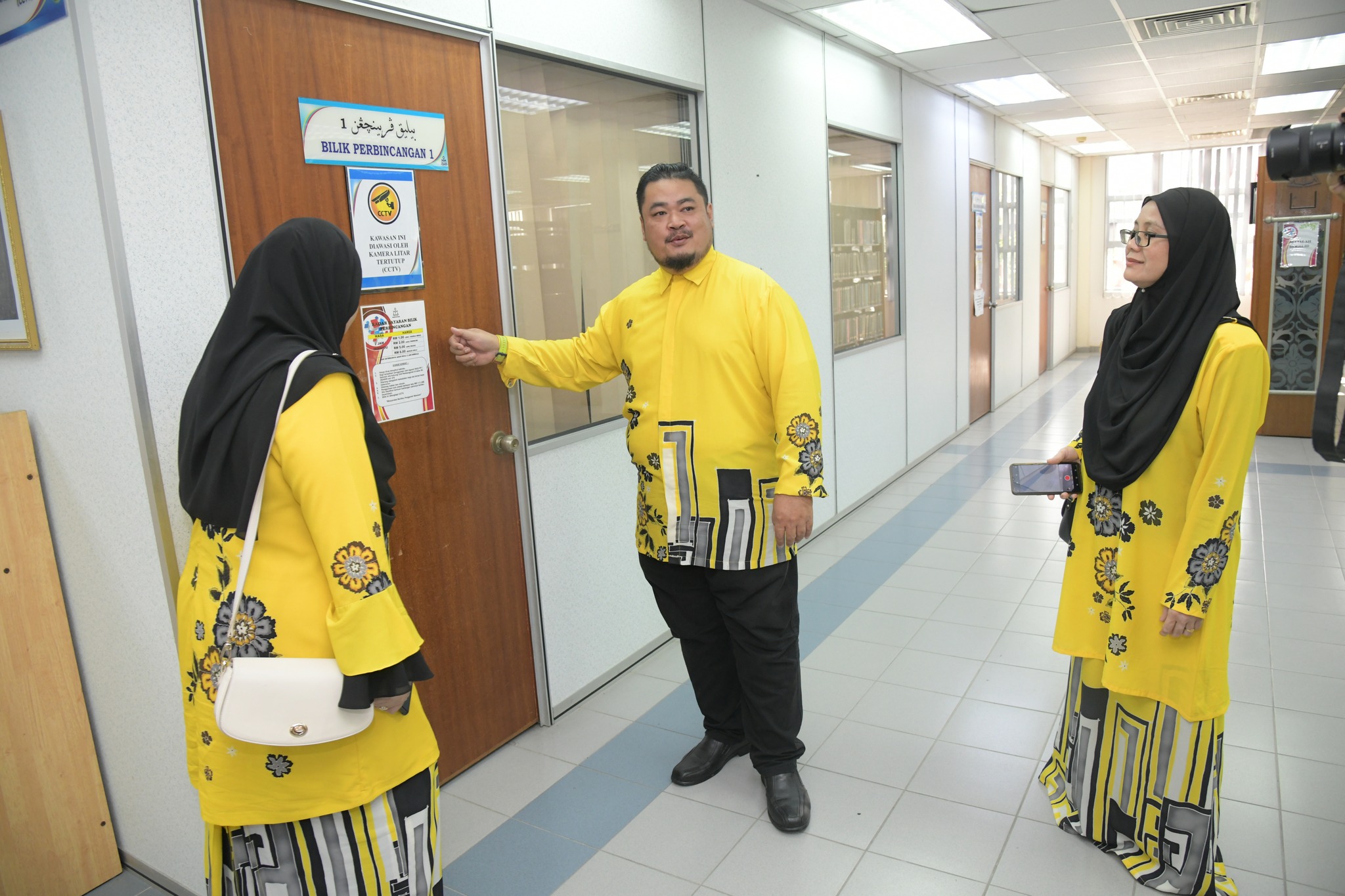 LAWATAN DAN SUMBANGAN BUKU PENERBIT MARDI KEPADA PERPUSTAM