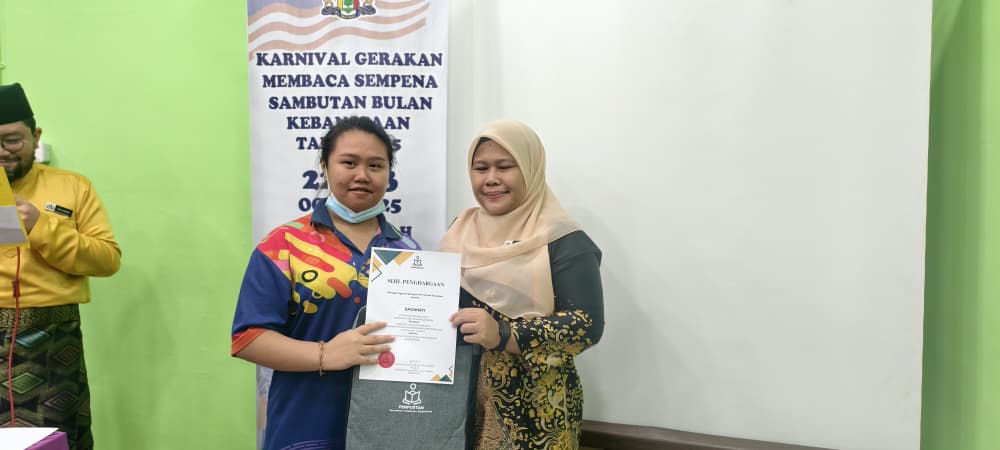 Penyampaian Hadiah Pertandingan Mewarna kategori OKU / Pendidikan Khas