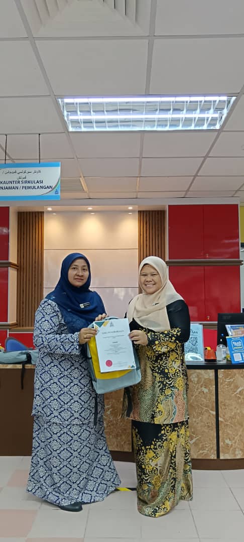 Penyampaian Hadiah Pertandingan Mewarna kategori Sekolah Tabika