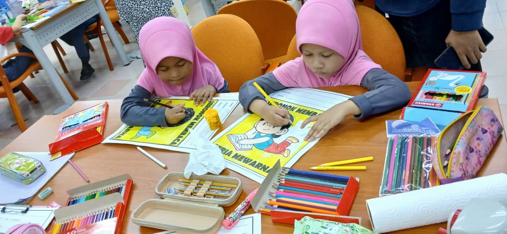 Pertandingan Mewarna Keluarga Madani bertema " Seronok Membaca, Ceria Mewarna "