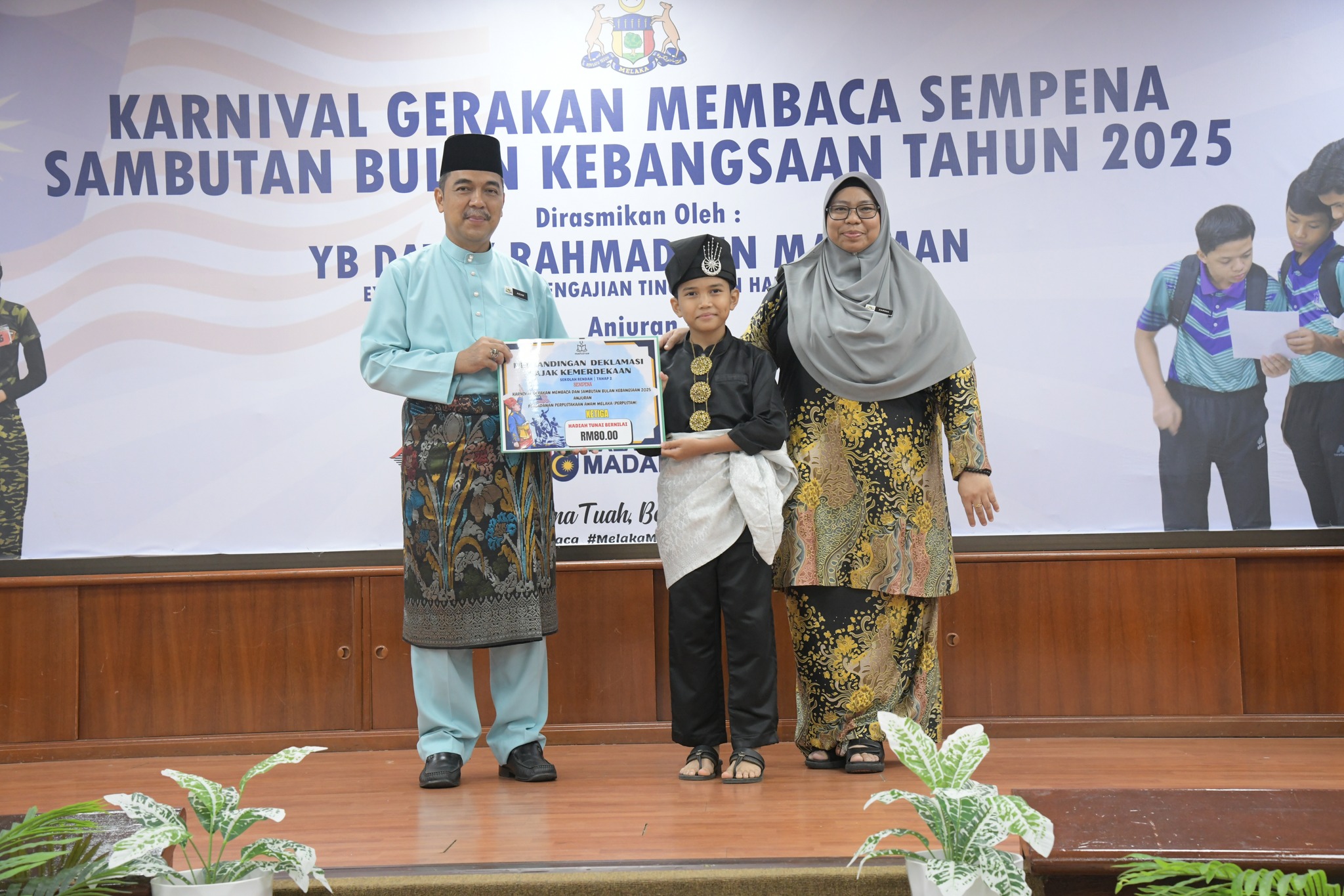 Penyampaian Hadiah Pertandingan Deklamasi Sajak Kategori Tahap 2