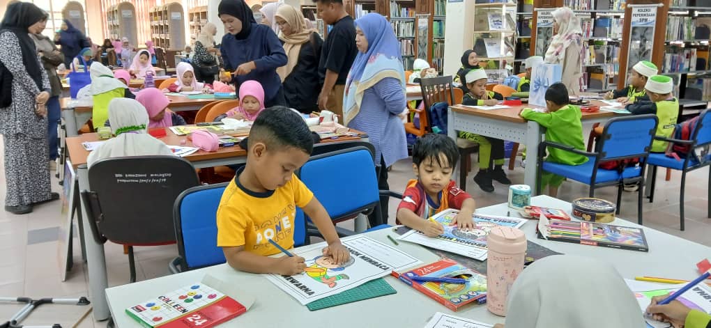 Pertandingan Mewarna Keluarga Madani bertema " Seronok Membaca, Ceria Mewarna "