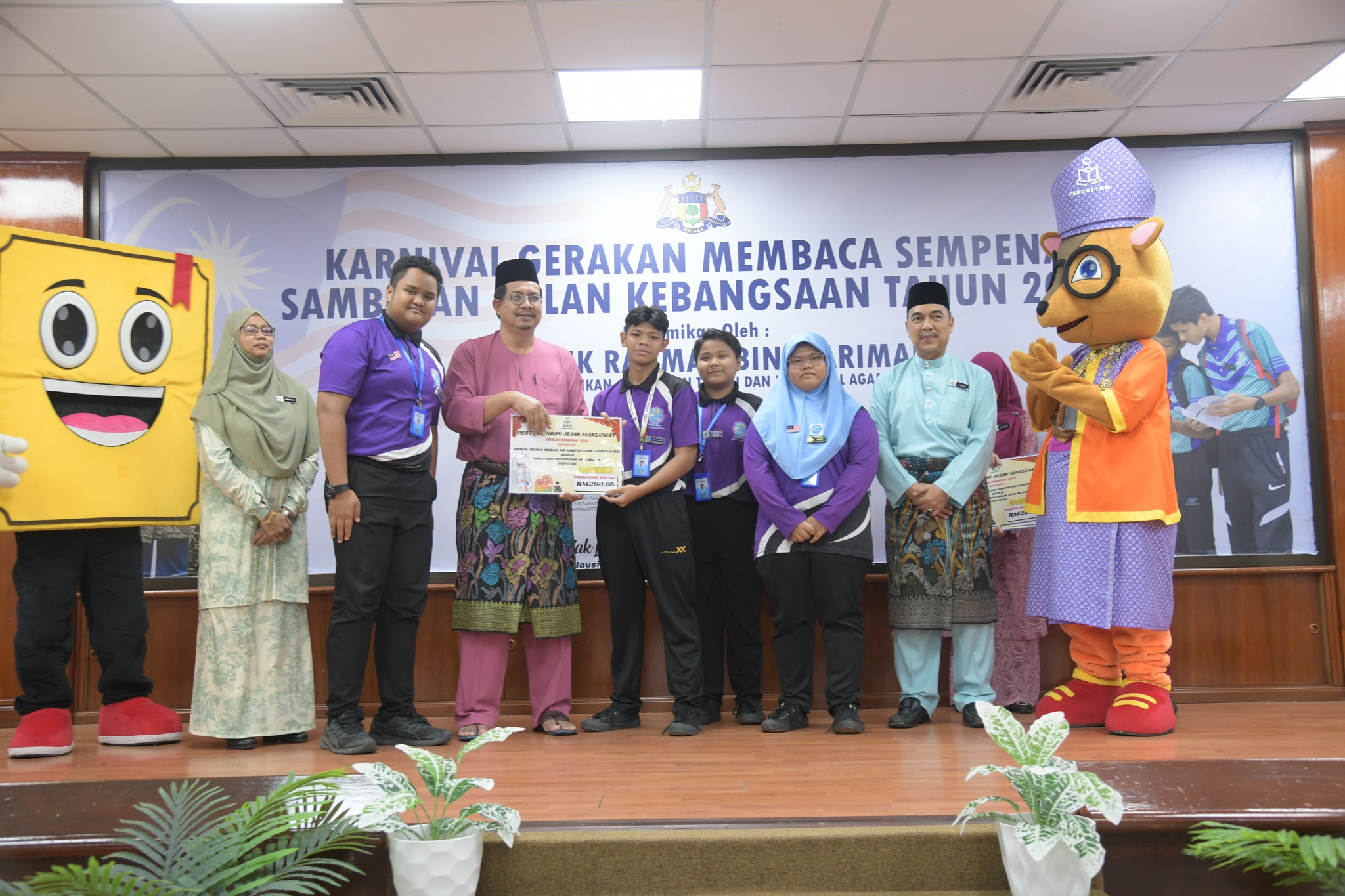Penyampaian Hadiah Pertandingan Jejak Maklumat kategori Sekolah Menengah / Belia