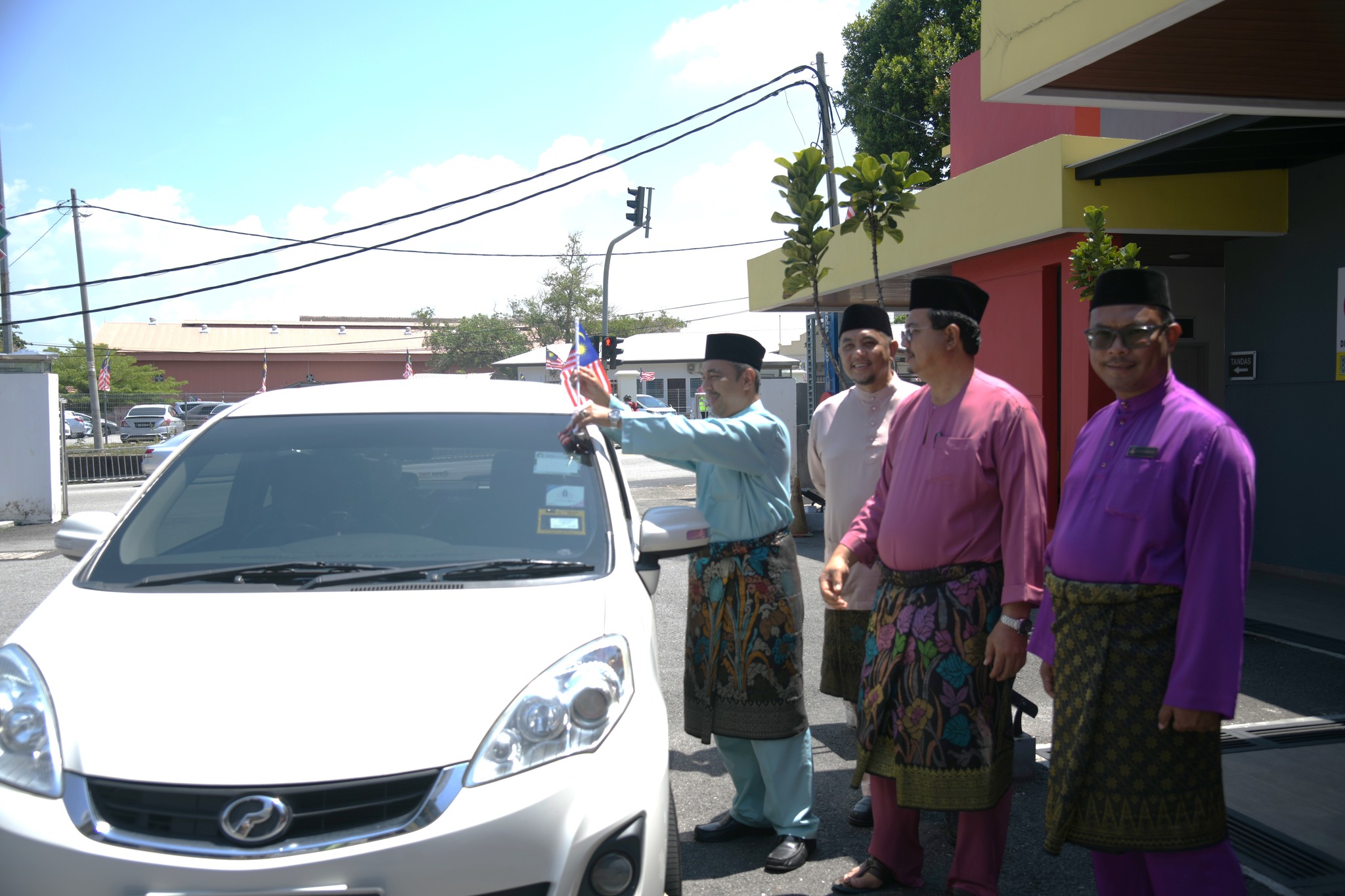 Pelancaran kempen kibar jalur gemilang bagi menyemarakkan bulan kemerdekaan yang ke - 68