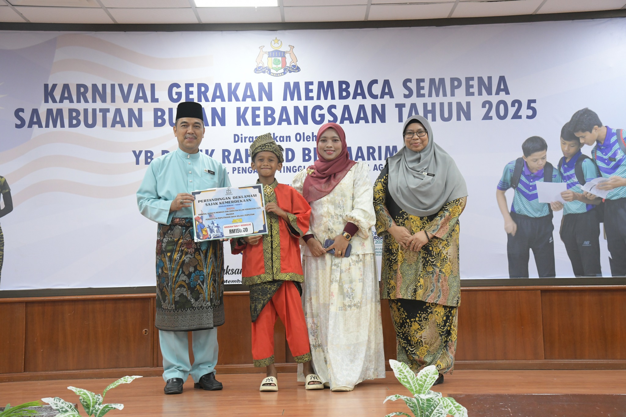 Penyampaian Hadiah Pertandingan Deklamasi Sajak Kategori Tahap 2