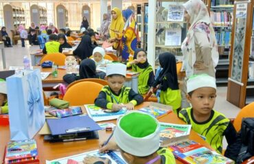 Pertandingan Mewarna Keluarga Madani bertema 