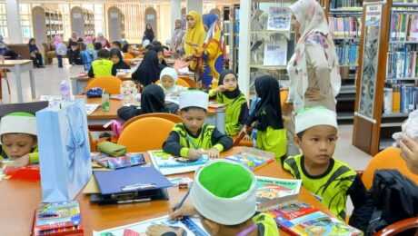 Pertandingan Mewarna Keluarga Madani bertema 