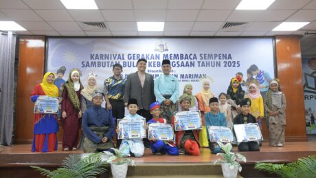 Penyampaian Hadiah Pertandingan Deklamasi Sajak Kategori Tahap 2