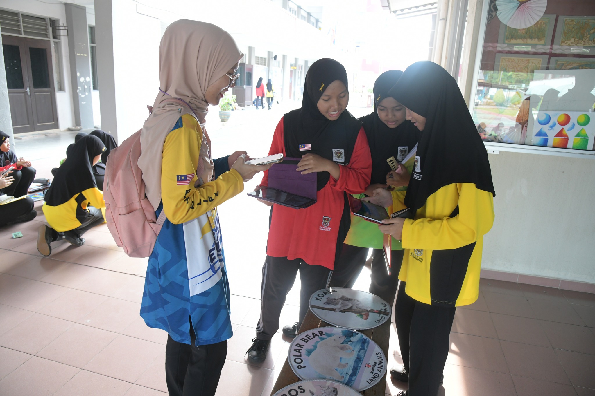 PAMERAN PERPUSTAKAAN DI SEKOLAH TINGGI PEREMPUAN MELAKA