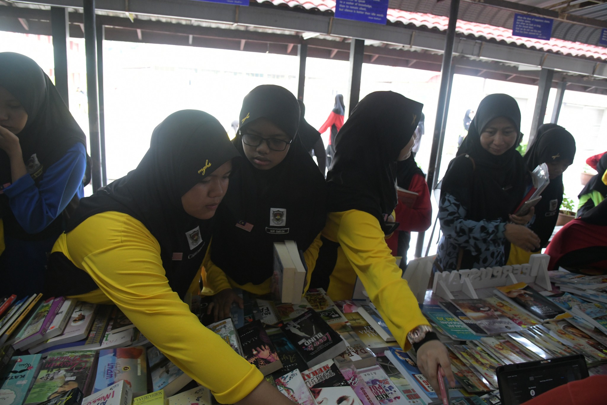 PAMERAN PERPUSTAKAAN DI SEKOLAH TINGGI PEREMPUAN MELAKA