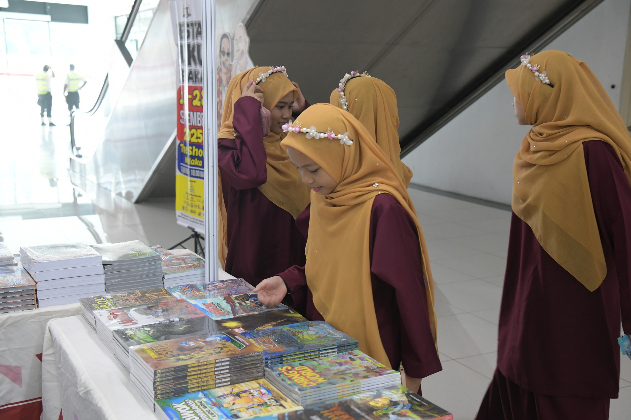  Jomlah ke Pesta Buku Melaka 2025! 
Pesta Buku Melaka 2025 membuka tirainya dengan kehadiran pengunjung dari pelbagai lapisan pelajar, guru, keluarga dan pencinta buku yang tidak sabar menyelami dunia ilmu!
Nak cari buku best? Aktiviti menarik? Atau sekadar jalan-jalan cuci mata?
✨ Semuanya ada di sini!
 Cabutan bertuah
 Jualan buku murah
 Aktiviti interaktif
 Ruang bergambar menarik
Bila? Dimana?
⏰10.00 Pagi - 10.00 Malam
24 - 28 September 2025
The Shore Shopping Gallery, Melaka
 Masuk percuma!
Bawa keluarga, ajak kawan – rugi kalau tak datang!