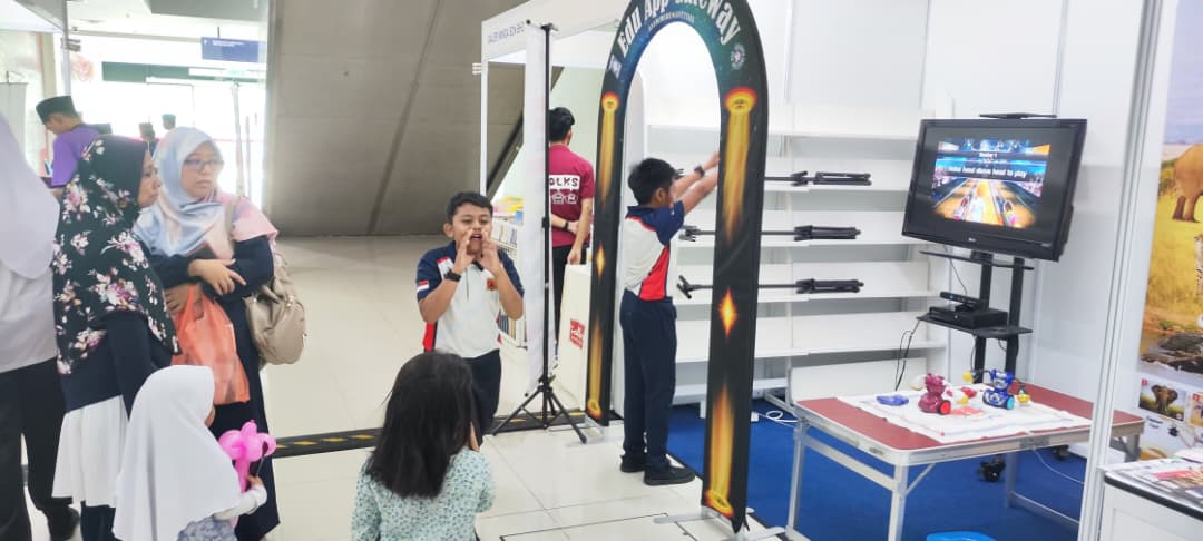 ✨ JOM SERBU PESTA BUKU MELAKA 2025! ✨
Bukan sekadar pesta buku… tapi pesta untuk semua! 
Singgah lerr ke Pameran Interaktif PERPUSTAM, confirm tak bosan! Antara yang menarik menanti anda:
 Pameran u-Pustaka: u-Library & Zon Bacaan Digital 
 Permainan Robotik dan Xbox 360
️ Pameran VR & AR 
 Jualan Buku Menarik 
 Book R Class & Grolier Super Reader 
 Jom bawa keluarga, kawan-kawan, dan semua yang tercinta  sebab ini memang event yang tak boleh dilepaskan!
 Kami ada dari siang hingga malam setiap hari hingga 28 September ini!