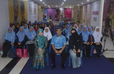 552579291_1222024256630261_1620781216243708785_n SESI BERSAMA PENULIS : AZU SHAHDAN