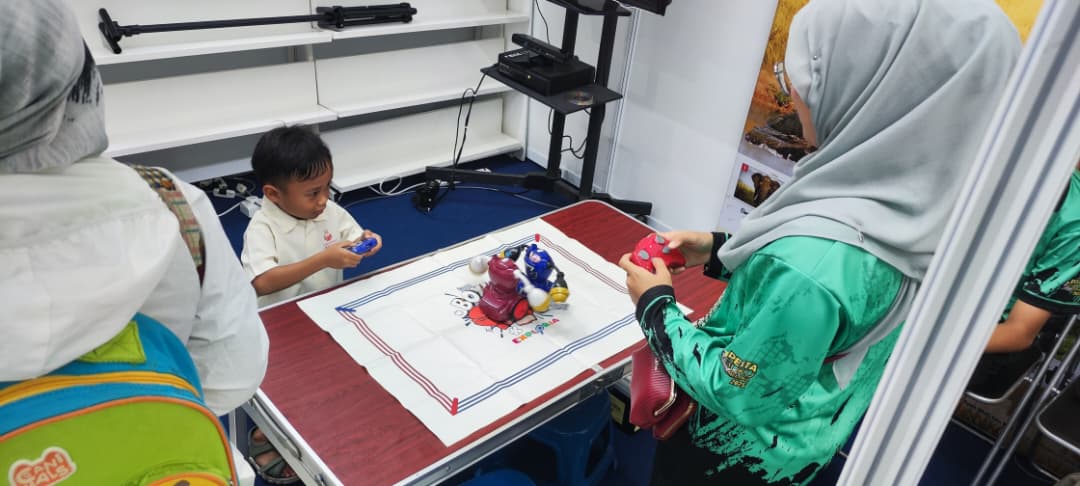 ✨ JOM SERBU PESTA BUKU MELAKA 2025! ✨
Bukan sekadar pesta buku… tapi pesta untuk semua! 
Singgah lerr ke Pameran Interaktif PERPUSTAM, confirm tak bosan! Antara yang menarik menanti anda:
 Pameran u-Pustaka: u-Library & Zon Bacaan Digital 
 Permainan Robotik dan Xbox 360
️ Pameran VR & AR 
 Jualan Buku Menarik 
 Book R Class & Grolier Super Reader 
 Jom bawa keluarga, kawan-kawan, dan semua yang tercinta  sebab ini memang event yang tak boleh dilepaskan!
 Kami ada dari siang hingga malam setiap hari hingga 28 September ini!