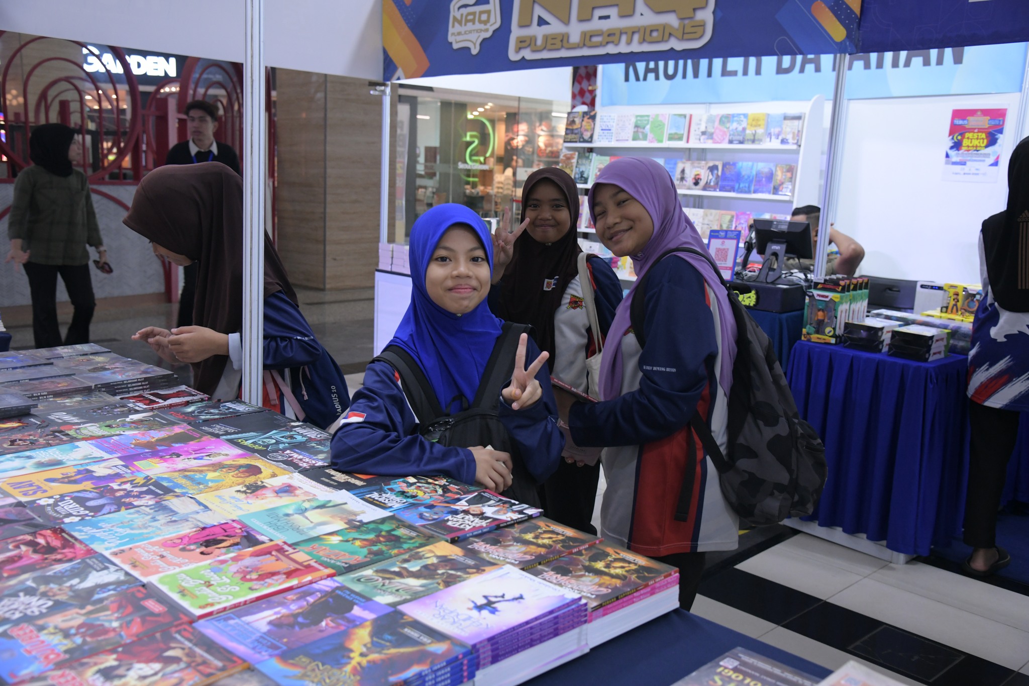  Jomlah ke Pesta Buku Melaka 2025! 
Pesta Buku Melaka 2025 membuka tirainya dengan kehadiran pengunjung dari pelbagai lapisan pelajar, guru, keluarga dan pencinta buku yang tidak sabar menyelami dunia ilmu!
Nak cari buku best? Aktiviti menarik? Atau sekadar jalan-jalan cuci mata?
✨ Semuanya ada di sini!
 Cabutan bertuah
 Jualan buku murah
 Aktiviti interaktif
 Ruang bergambar menarik
Bila? Dimana?
⏰10.00 Pagi - 10.00 Malam
24 - 28 September 2025
The Shore Shopping Gallery, Melaka
 Masuk percuma!
Bawa keluarga, ajak kawan – rugi kalau tak datang!
