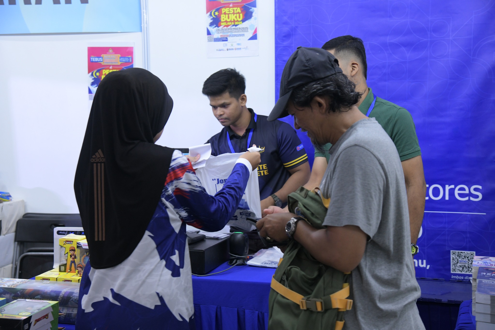  Jomlah ke Pesta Buku Melaka 2025! 
Pesta Buku Melaka 2025 membuka tirainya dengan kehadiran pengunjung dari pelbagai lapisan pelajar, guru, keluarga dan pencinta buku yang tidak sabar menyelami dunia ilmu!
Nak cari buku best? Aktiviti menarik? Atau sekadar jalan-jalan cuci mata?
✨ Semuanya ada di sini!
 Cabutan bertuah
 Jualan buku murah
 Aktiviti interaktif
 Ruang bergambar menarik
Bila? Dimana?
⏰10.00 Pagi - 10.00 Malam
24 - 28 September 2025
The Shore Shopping Gallery, Melaka
 Masuk percuma!
Bawa keluarga, ajak kawan – rugi kalau tak datang!