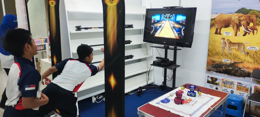 ✨ JOM SERBU PESTA BUKU MELAKA 2025! ✨
Bukan sekadar pesta buku… tapi pesta untuk semua! 
Singgah lerr ke Pameran Interaktif PERPUSTAM, confirm tak bosan! Antara yang menarik menanti anda:
 Pameran u-Pustaka: u-Library & Zon Bacaan Digital 
 Permainan Robotik dan Xbox 360
️ Pameran VR & AR 
 Jualan Buku Menarik 
 Book R Class & Grolier Super Reader 
 Jom bawa keluarga, kawan-kawan, dan semua yang tercinta  sebab ini memang event yang tak boleh dilepaskan!
 Kami ada dari siang hingga malam setiap hari hingga 28 September ini!
