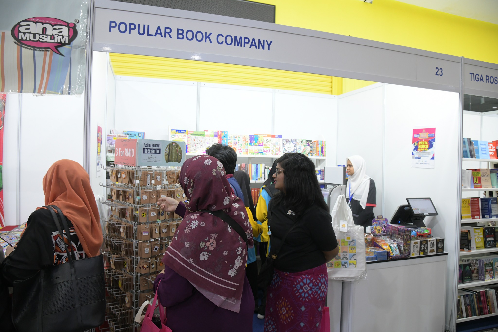  Maghii lerr ke Pesta Buku Melaka !
Banyak diskaun, banyak ilmu, banyak port ootd 
Yang paling best… beli buku pun boleh menang hadiah! 
 Ya betul! Cabutan bertuah menanti untuk setiap pembelian buku! Lagi banyak beli, lagi cerah peluang!
Jangan tunggu esok, hari ni pun dah happening habis!
Meriah tak hengat! Orang ramai tak lepaskan peluang serbu booth, borong buku, join aktiviti & jumpa penulis kegemaran mereka! 
 Berikut sedikit perkongsian suasana hari kedua Pesta Buku Melaka 2025!
