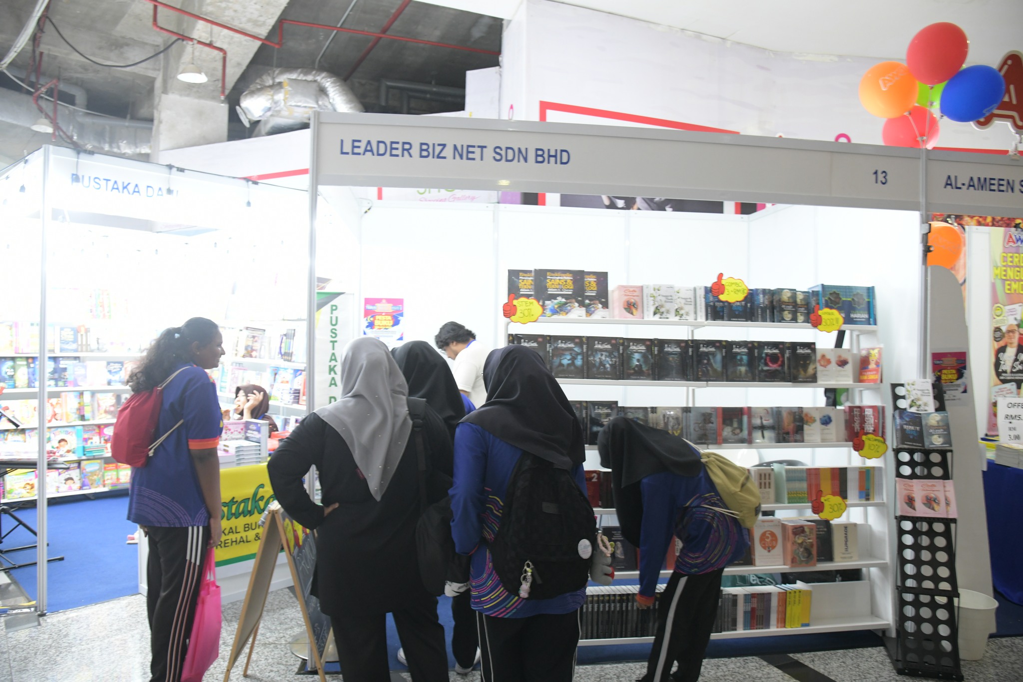  Maghii lerr ke Pesta Buku Melaka !
Banyak diskaun, banyak ilmu, banyak port ootd 
Yang paling best… beli buku pun boleh menang hadiah! 
 Ya betul! Cabutan bertuah menanti untuk setiap pembelian buku! Lagi banyak beli, lagi cerah peluang!
Jangan tunggu esok, hari ni pun dah happening habis!
Meriah tak hengat! Orang ramai tak lepaskan peluang serbu booth, borong buku, join aktiviti & jumpa penulis kegemaran mereka! 
 Berikut sedikit perkongsian suasana hari kedua Pesta Buku Melaka 2025!