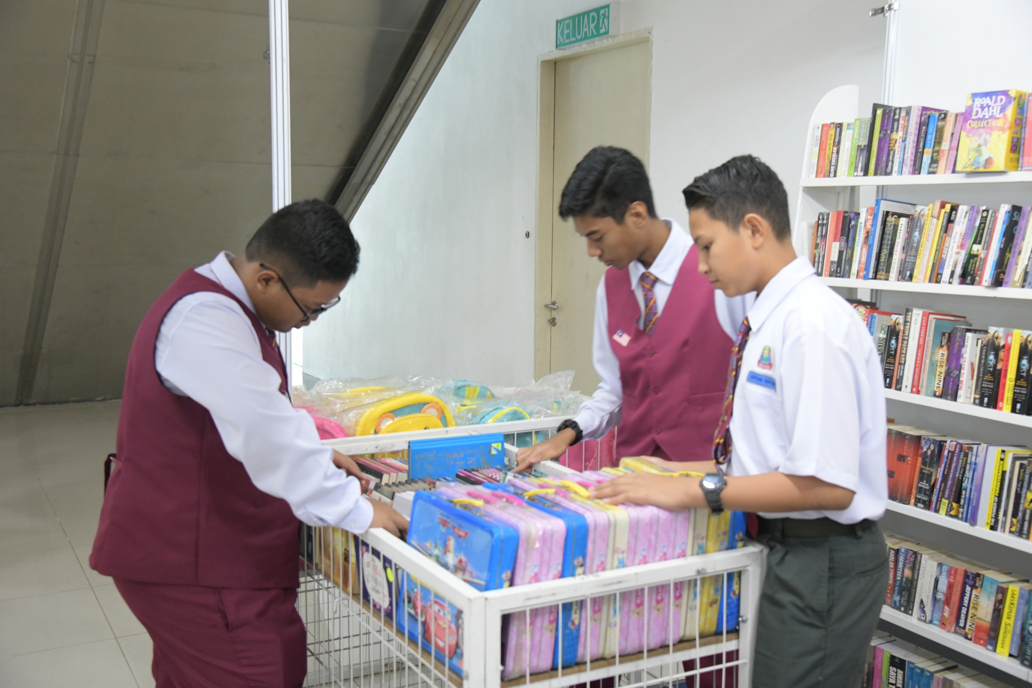  Maghii lerr ke Pesta Buku Melaka !
Banyak diskaun, banyak ilmu, banyak port ootd 
Yang paling best… beli buku pun boleh menang hadiah! 
 Ya betul! Cabutan bertuah menanti untuk setiap pembelian buku! Lagi banyak beli, lagi cerah peluang!
Jangan tunggu esok, hari ni pun dah happening habis!
Meriah tak hengat! Orang ramai tak lepaskan peluang serbu booth, borong buku, join aktiviti & jumpa penulis kegemaran mereka! 
 Berikut sedikit perkongsian suasana hari kedua Pesta Buku Melaka 2025!