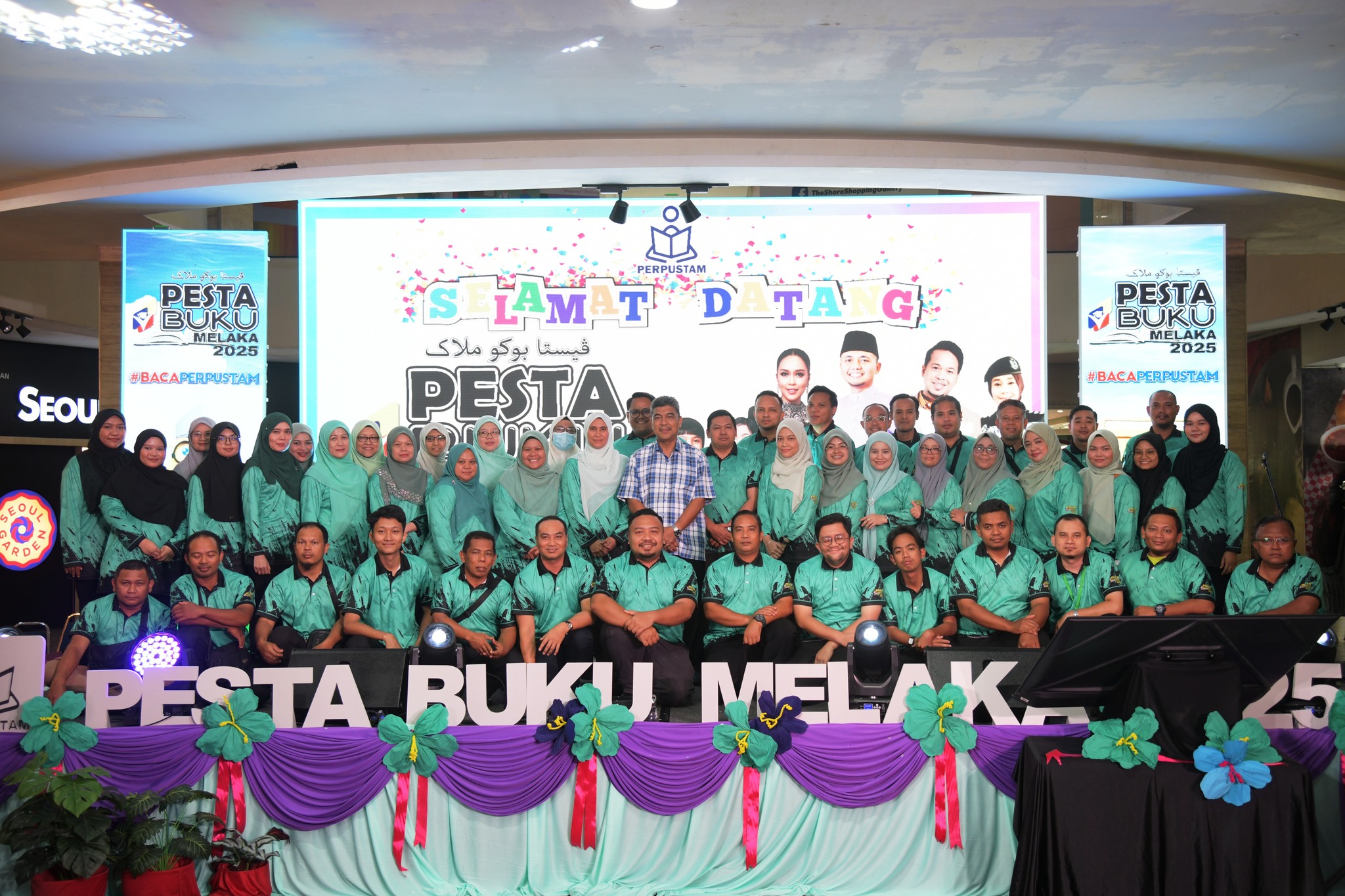    
⏰10.00 Pagi  - 10.00 Malam
28 September 2025 (Ahad)
Pentas Utama, The Shore Shopping Gallery, Melaka
Setiap pertemuan pasti ada perpisahan. Pesta Buku Melaka 2025 sudah pun melabuhkan tirai. Semua warga kerja PERPUSTAM dan urusetia yang terlibat bagi menjayakan Pesta Buku Melaka 2025 memohon maaf sekirannya sepanjang berlangsung program ini ada berlaku kesilapan dan kelemahan dari pihak kami. 
PERPUSTAM juga amat berterima kasih kepada semua peserta dan pihak sekolah yang menyertai aktiviti-aktiviti serta pengunjung-pengunjung yang tidak putus-putus hadir menyokong Pesta Buku Melaka ini. Tanpa anda semua sudah pasti Pesta Buku Melaka tidak bermakna.
Insya Allah, atas semua sokongan dan dorongan yang diberikan ini , PERPUSTAM akan terus menganjurkan Pesta Buku Melaka pada masa akan datang. Semoga kita berjumpa lagi pada Pesta Buku Melaka tahun 2026.