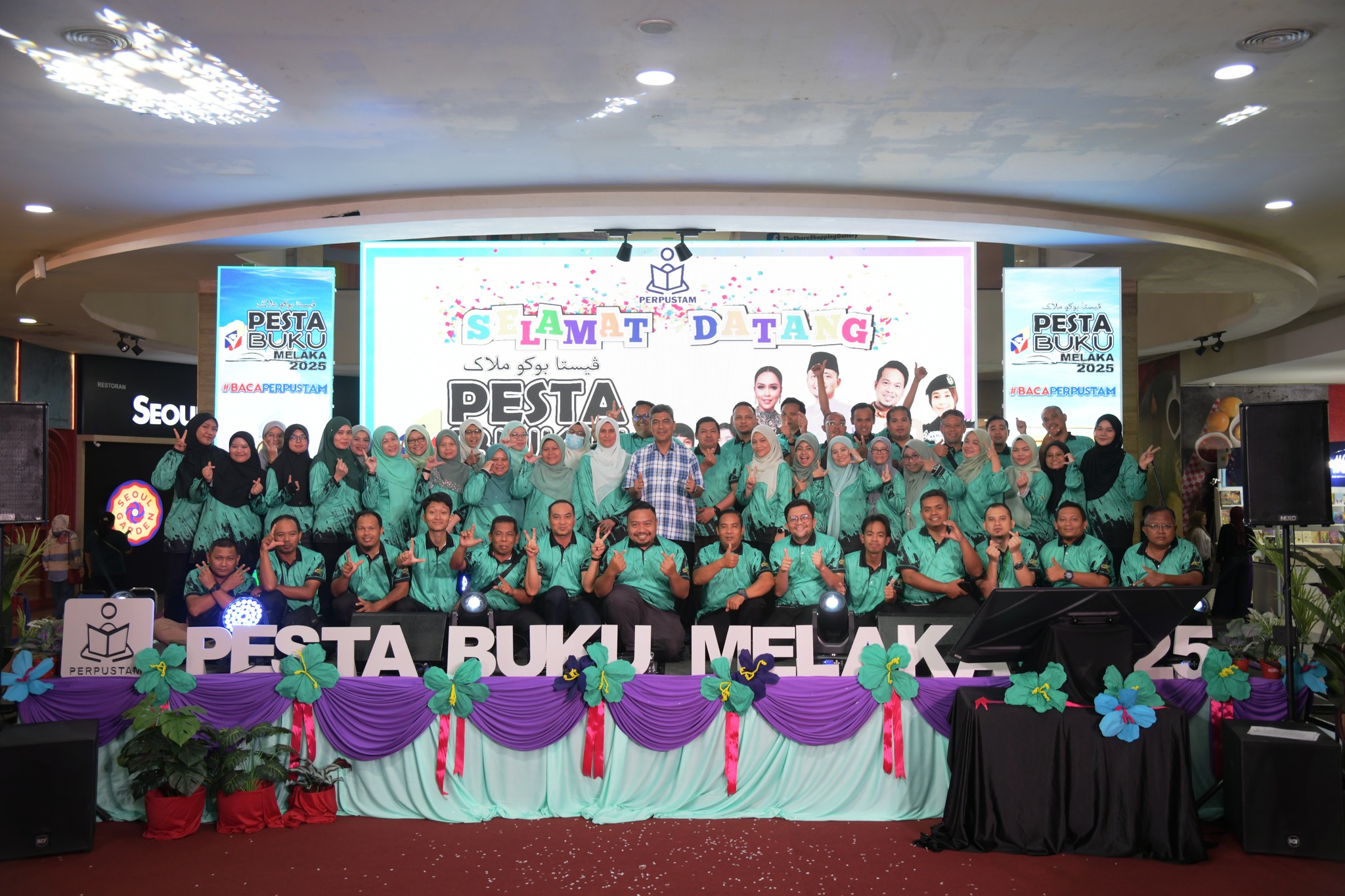    
⏰10.00 Pagi  - 10.00 Malam
28 September 2025 (Ahad)
Pentas Utama, The Shore Shopping Gallery, Melaka
Setiap pertemuan pasti ada perpisahan. Pesta Buku Melaka 2025 sudah pun melabuhkan tirai. Semua warga kerja PERPUSTAM dan urusetia yang terlibat bagi menjayakan Pesta Buku Melaka 2025 memohon maaf sekirannya sepanjang berlangsung program ini ada berlaku kesilapan dan kelemahan dari pihak kami. 
PERPUSTAM juga amat berterima kasih kepada semua peserta dan pihak sekolah yang menyertai aktiviti-aktiviti serta pengunjung-pengunjung yang tidak putus-putus hadir menyokong Pesta Buku Melaka ini. Tanpa anda semua sudah pasti Pesta Buku Melaka tidak bermakna.
Insya Allah, atas semua sokongan dan dorongan yang diberikan ini , PERPUSTAM akan terus menganjurkan Pesta Buku Melaka pada masa akan datang. Semoga kita berjumpa lagi pada Pesta Buku Melaka tahun 2026.