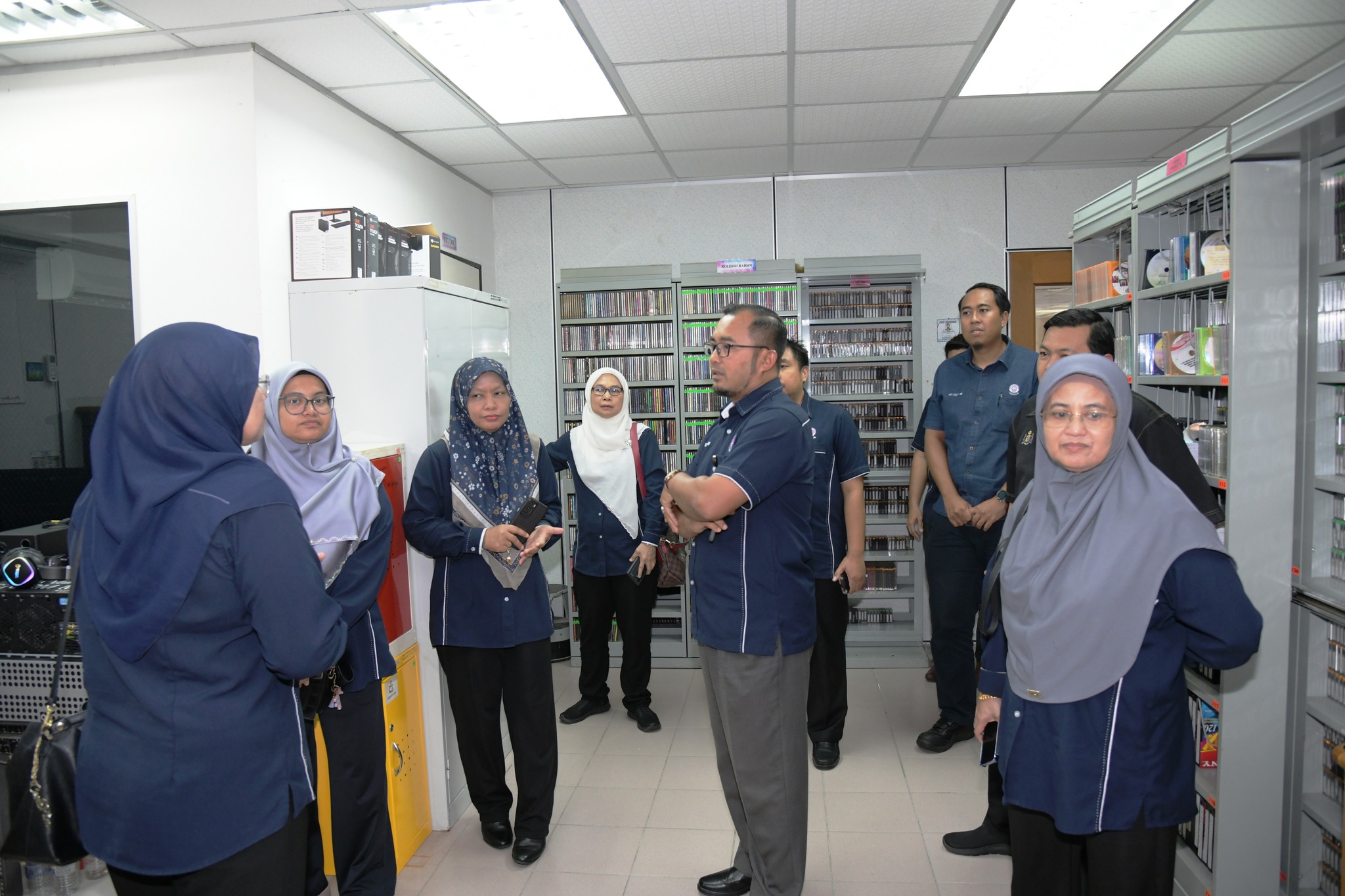 LAWATAN PENANDA ARAS DAN PEMBINAAN JARINGAN KE PERPUSTAM