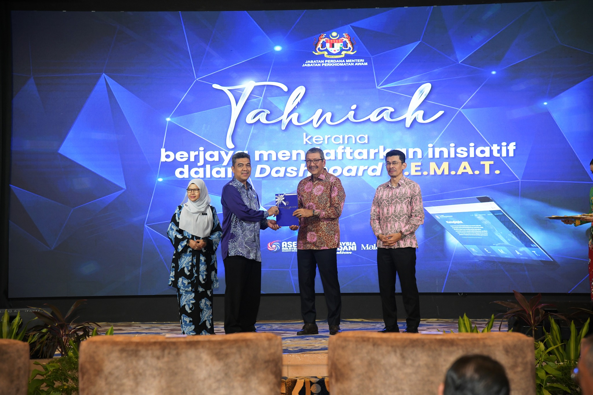 PERPUSTAM Terima Sijil Penghargaan Dashboard H.E.M.A.T