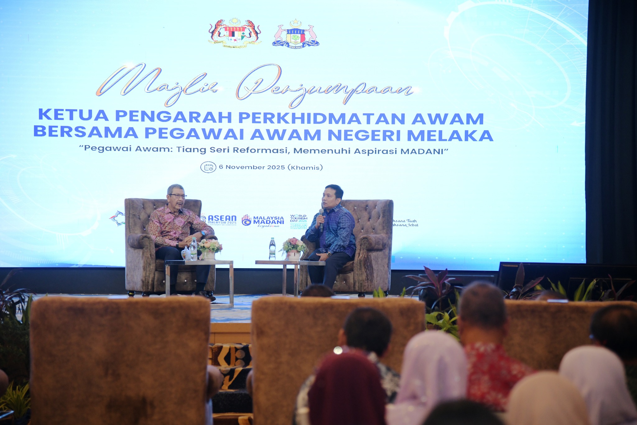 PERPUSTAM Terima Sijil Penghargaan Dashboard H.E.M.A.T