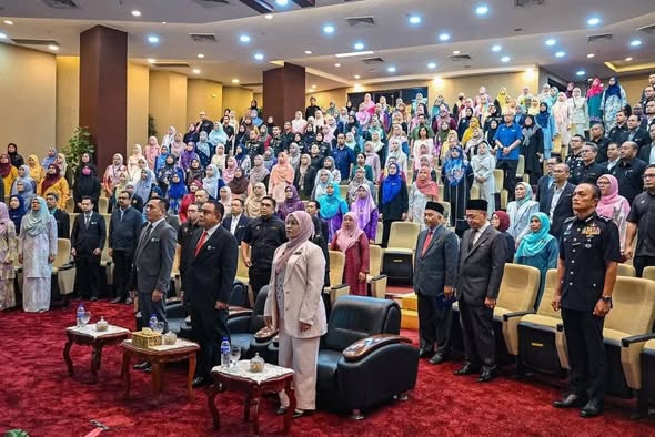 PERPUSTAM Terima Sijil Penyertaan Inisiatif H.E.M.A.T