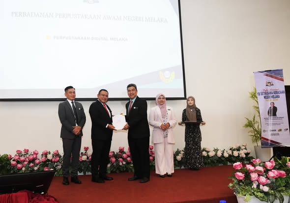 PERPUSTAM Terima Sijil Penyertaan Inisiatif H.E.M.A.T
