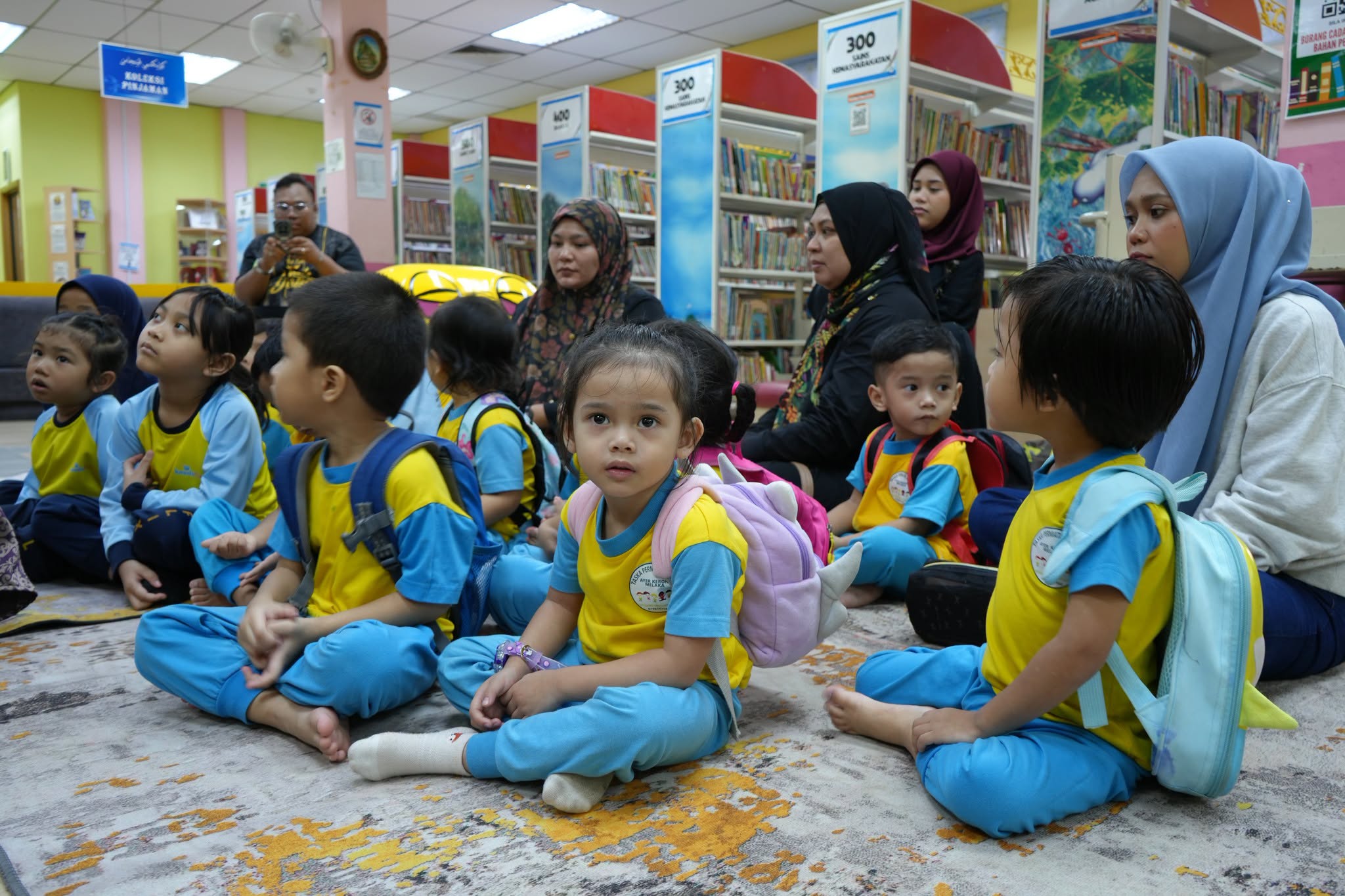 PERPUSTAM menerima kunjungan daripada Keedsflix Preschool MITC yang dihadiri 19 orang murid dan 4 orang guru pengiring. Antara aktiviti yang dijalankan adalah :
💫 Sesi bercerita oleh Kak Zetty
❓ Aktiviti cari benda tersembunyi
📖 Jom Baca Bersama 10 Minit
🎮 Permainan Interaktif yang menyeronokkan seperti Realiti Maya (VR) dan Realiti Terimbuh (AR)
Semoga kunjungan ke perpustakaan ini dapat mengembangkan minda, bahasa, sosial dan emosi adik-adik kita serta memupuk minat membaca. Datang lagi ke perpustakaan nanti 💕