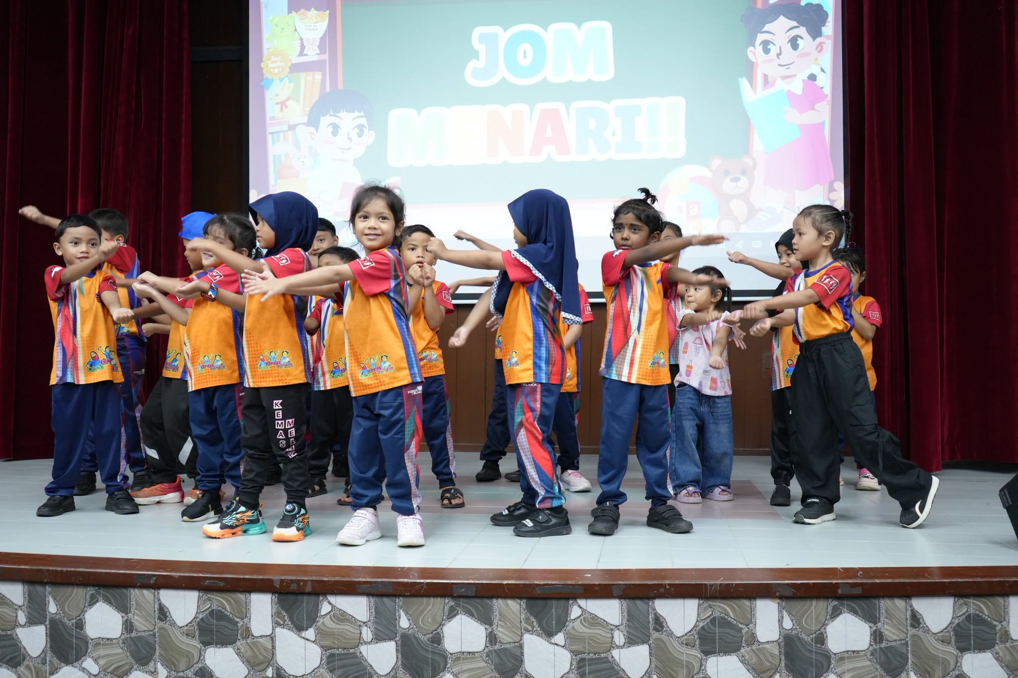 PERPUSTAM menerima kunjungan dari Tabika Kemas Al-Rahmah Taman Bukit Rambai yang dihadiri 30 orang murid, 2 guru pengiring dan 15 ibu bapa. Adik-adik diserikan dengan aktiviti-aktiviti menarik seperti :
💫 Persembahan boneka dan kuiz
💃 Menari dan menyanyi bersama
🎙 Sesi bercerita bersama Kak Nadia
🏫 Lawatan ke perpustakaan kanak-kanak
📖 Jom baca bersama 10 minit 
🎮 Permainan interaktif
🚌 Lawatan ke muzium bas
PERPUSTAM mengucapkan terima kasih kepada pihak tabika atas kesudian membawa adik-adik kita ke perpustakaan yang dapat memberi pengalaman, cintai ilmu dan menanam minat membaca.
